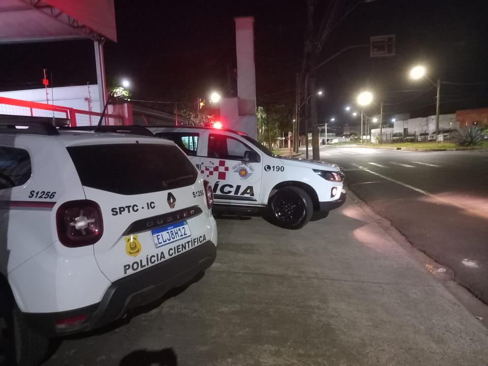 Foto 10 de 11 — Motorista bate violentamente contra poste em Araraquara